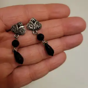 Silverpläterade örhängen med svarta pärlhängen