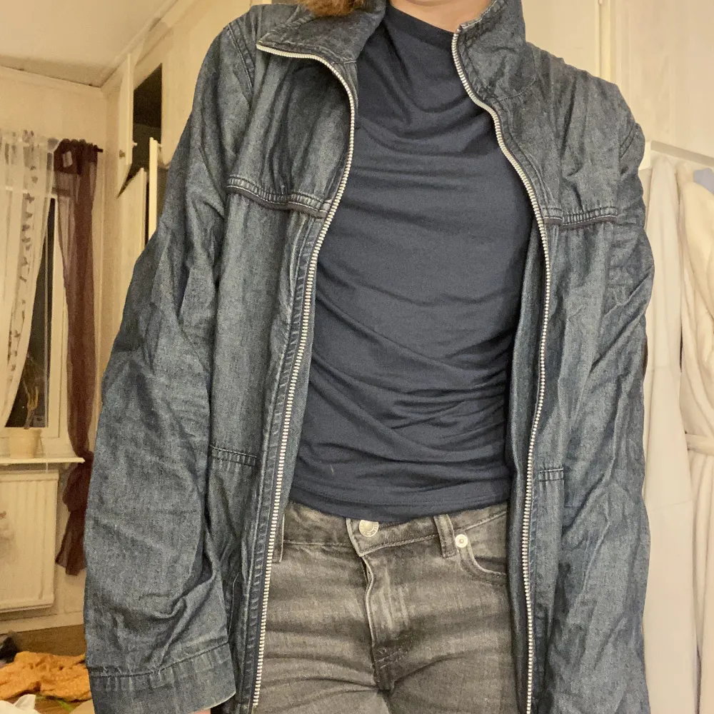 Tunnare jeans jacka! Mjukt och skönt tyg. Säljer pågrund av att den är för stor för mig! Säljer för 75 kr inklusive frakt💗. Tröjor & Koftor.