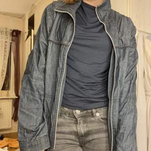 Tunnare jeans jacka! Mjukt och skönt tyg. Säljer pågrund av att den är för stor för mig! Säljer för 75 kr inklusive frakt💗