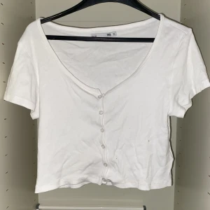 Vit magtröja - En vit magtröja med urringad hals  Orginalet är från lager 157