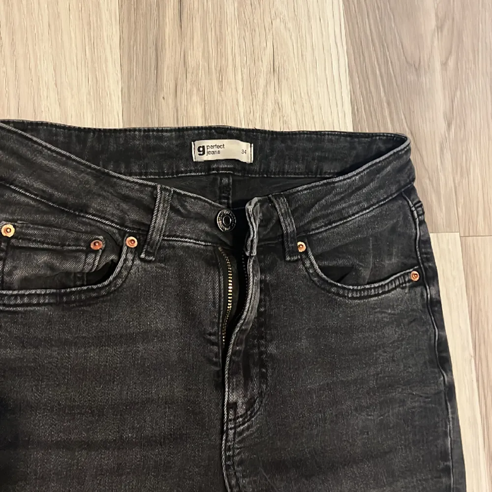 Mörkgråa jeans från Ginatricot i stl 34,köptes för några månader sen och används en del men fof i bra skick,nypris 499 mitt pris 220 men pris går att diskutera. Jeans & Byxor.