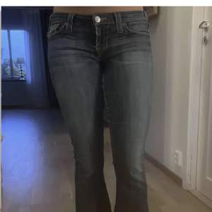 Lågmidjade true religion jeans (stretchiga).  Midjemått rakt över - ca 38/39  Innerbensmått - ca 83  Har lite slitningar bak vid fötterna och i grenen men inget man tänker på. Stretchiga och snygga fickor❤️ 