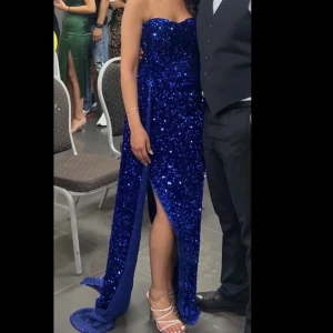 Festklänning - Festklänning använd endast 1 gång, säljes för 1000kr. Priset kan diskuteras vid snabb affär. 