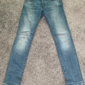 Jack and Jones Jeans Slim/Glenn - Hej, säljer mina Slim/Glenn jeans från Jack and Jones i ljusblå färg. Köpta för 800. Kontakta för fler bilder, pris kan diskuteras.