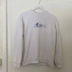 Axel Arigato sweater - Superfin Axel Arigato sweater. Storlek xs, men sitter snarare som en medium. Några mindre defekter på framsidan (se bilder). Köpt för ca 2 300kr. Pris kan diskuteras vid snabb affär. 