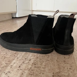 Gant  - Ett par Gant fodrade skor i storlek 38. Lite slitage där fram annars funkar dom perfekt. 