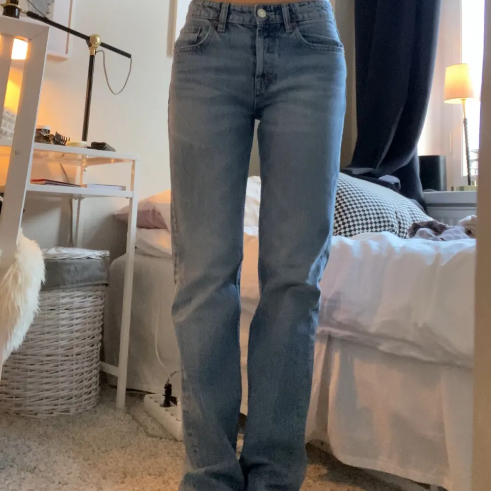 Nästan helt nya jeans från zara med normallåg midja och raka ben❤️. Jeans & Byxor.