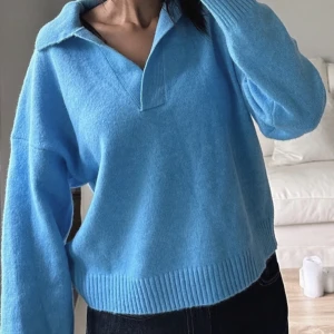 Blå sweater från Monki - Blå stickad tröja från Monki. Helt ny med prislapp, i storlek S. Kostar 299kr nypris, säljer för 240kr💙