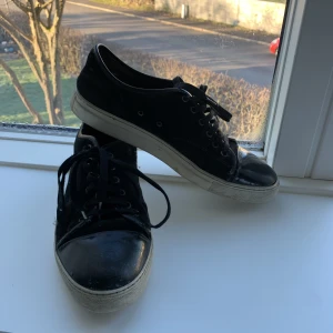 Lanvin - Väldigt slitna lanvins som ändå har kvar att ge. Storlek 9,5, skon är stor i storleken och passar mig som vanligen bär 45. Bara skor medföljes