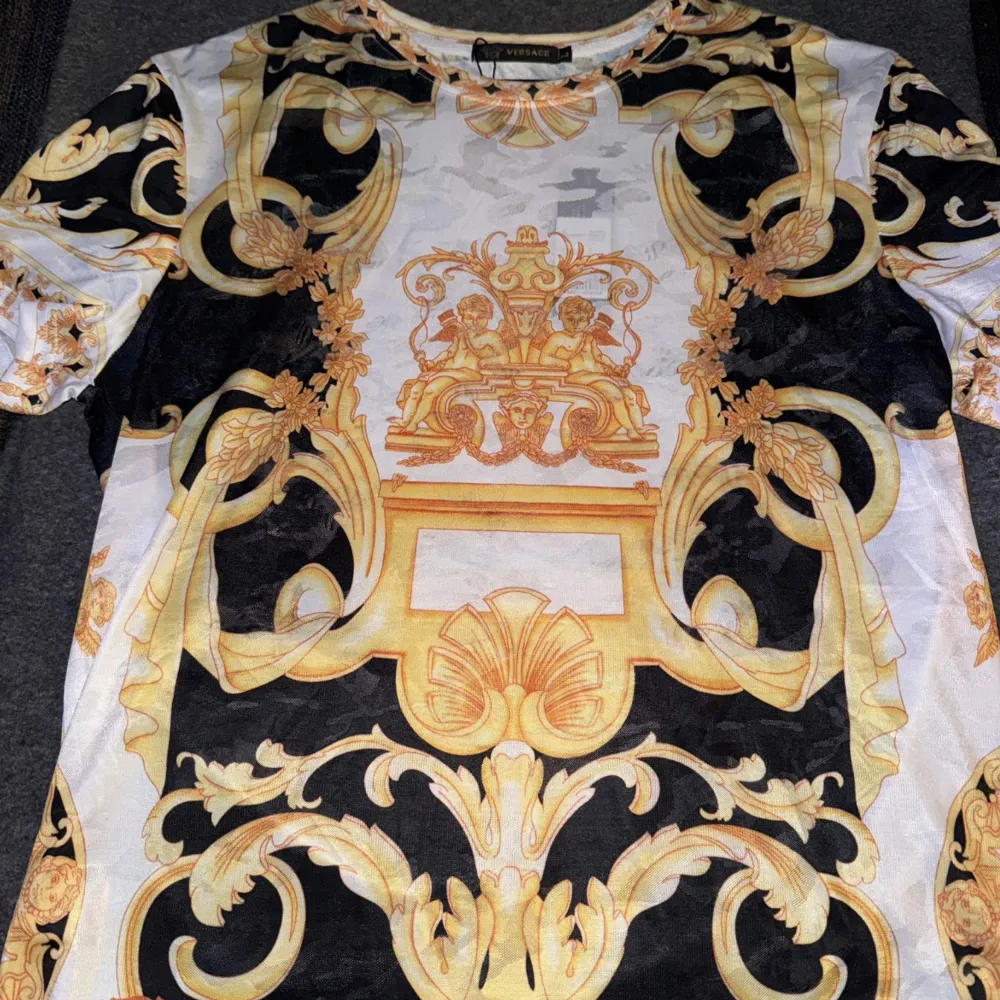 Versace T-Shirt Ny oanvänd, köpt från farfetch för 2949kr. T-shirts.