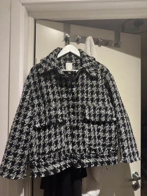 Kappa  - En svart-vit rutig kappa i storlek M. Använd fåtal gånger så nästan i nyskick 🤍🖤