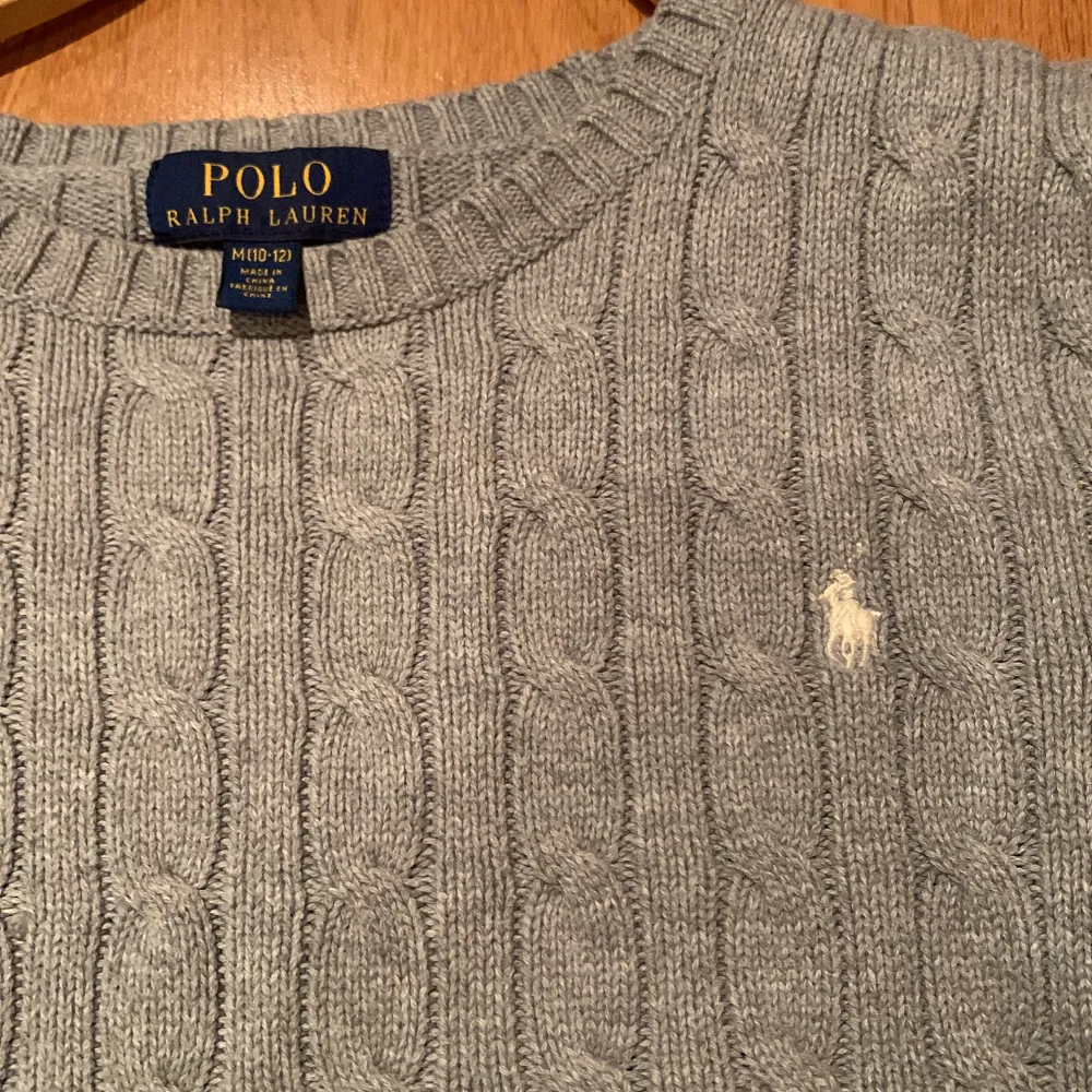 Säljer min stickade Ralf Lauren tröja i storlek 10-12 vilket är ungefär storlek 152!😊 har nästan aldrig haft på mig den så den men sparsamt använd, inga hål eller defekter. Nypris ca 1300. Äkta!!. Tröjor & Koftor.