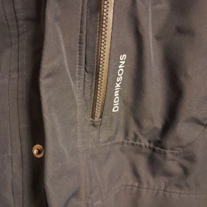 Didrikson vinter jacka - Hej! Jag säljer min Didrikson jacka,den är helt ny,jag har använt den 1gång då den inte passar mig pga liten storlek,storleken är S,den är impregnerad,å tål vatten,vind å mycket varm.  Jag köpte den för 2800kr å säljer den för 800