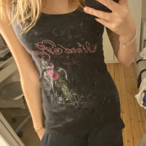 Fett linne - As fett linne ifrån Hard Rock cafe, med coolt tryck och rhinestones🤍🤍Köpt på sellpy