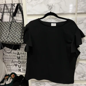 Svart blus  - Svart snygg blus från Aware, storlek S och som ny. 160kr + frakt 