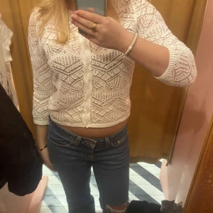 Vit kofta - Jättesöt vit stickad kofta. Nyskick, bara använd enstak gånger🫶🏼