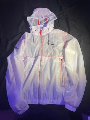 Lacoste jacka  - Hej  Säljer denna snygga Lacoste jacka som är aldrig använt köpte den i augusti kvitto finns också köpt på Lacoste hemsida använder den inte längre. Jackan är väldigt bra för regniga väder den kan användas till ute aktiviteter och för varje dag jacka 