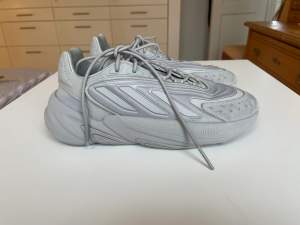 Monokroma silvergrå Adidas storlek 37 från Sneakers n’ stuff i toppskick!