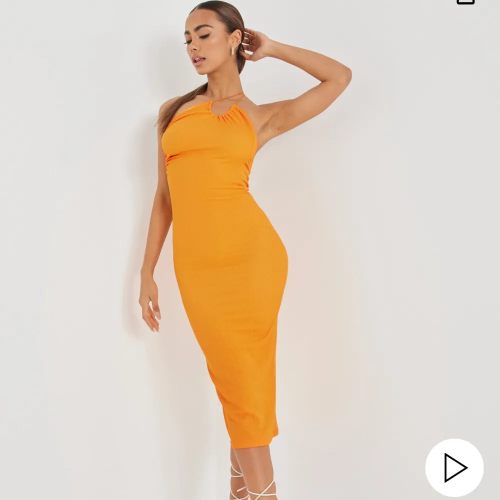 Helt ny orange klänning från Nelly, lappen kvar. Nypris 399kr. Klänningar.