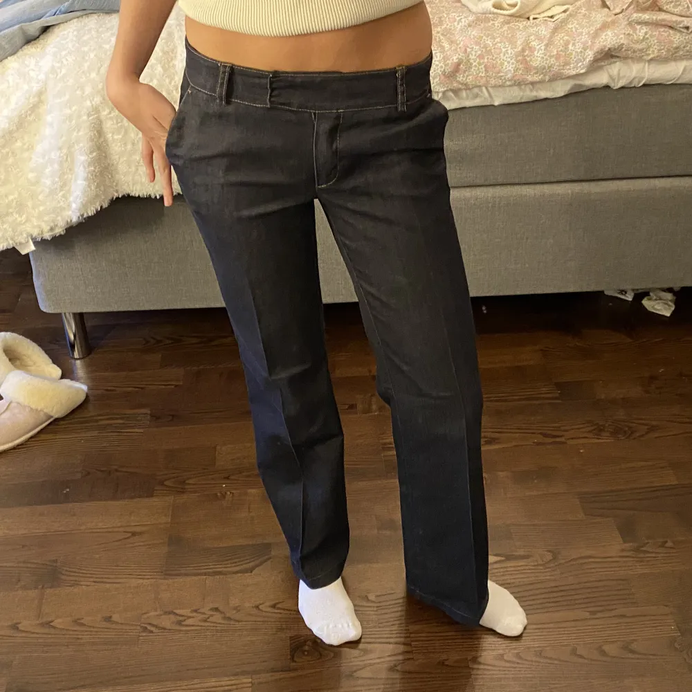 Säljer dessa skitsnygga jeans i ” kostymfit”💕💕 midja: ca 76 💘 innerbenslängd: ca 78 cm💘 passar för nån som är lite kortare!! Jag är 166 cm. Jeans & Byxor.