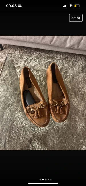 Ballerina/loafers från Novita - Bra skick, men använda. I rosa/brun mocka utan fläckar och inte slitet tyg. Strl 38