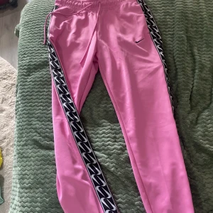 Nike byxor - Rosa Nike mjukis byxor som aldrig kommit till användning 