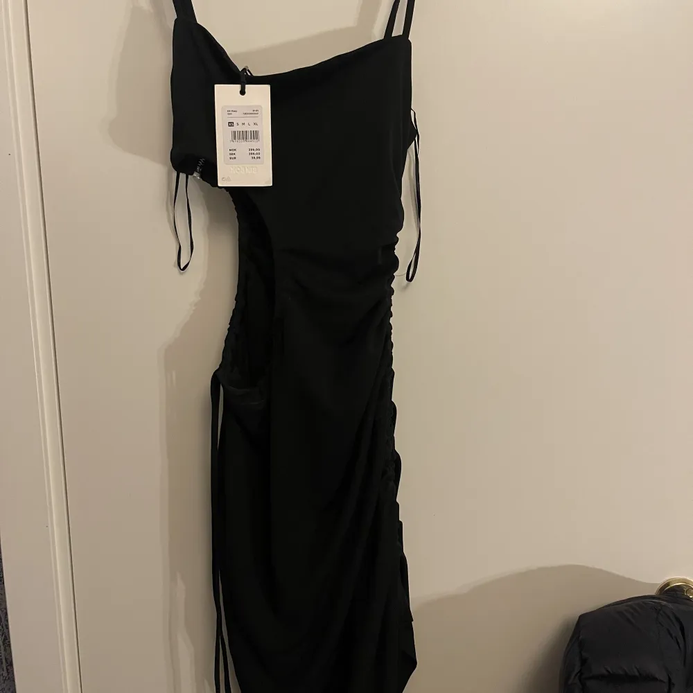 Säljer den här svara klänningen som är helt ny köpt för 399kr och prislappen är på, säljer den på grund av att den va lite för liten 🖤. Klänningar.
