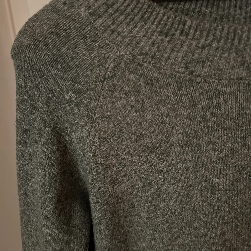 Grön/grå tröja från vero moda som inte kommer till användinh. Tröjor & Koftor.