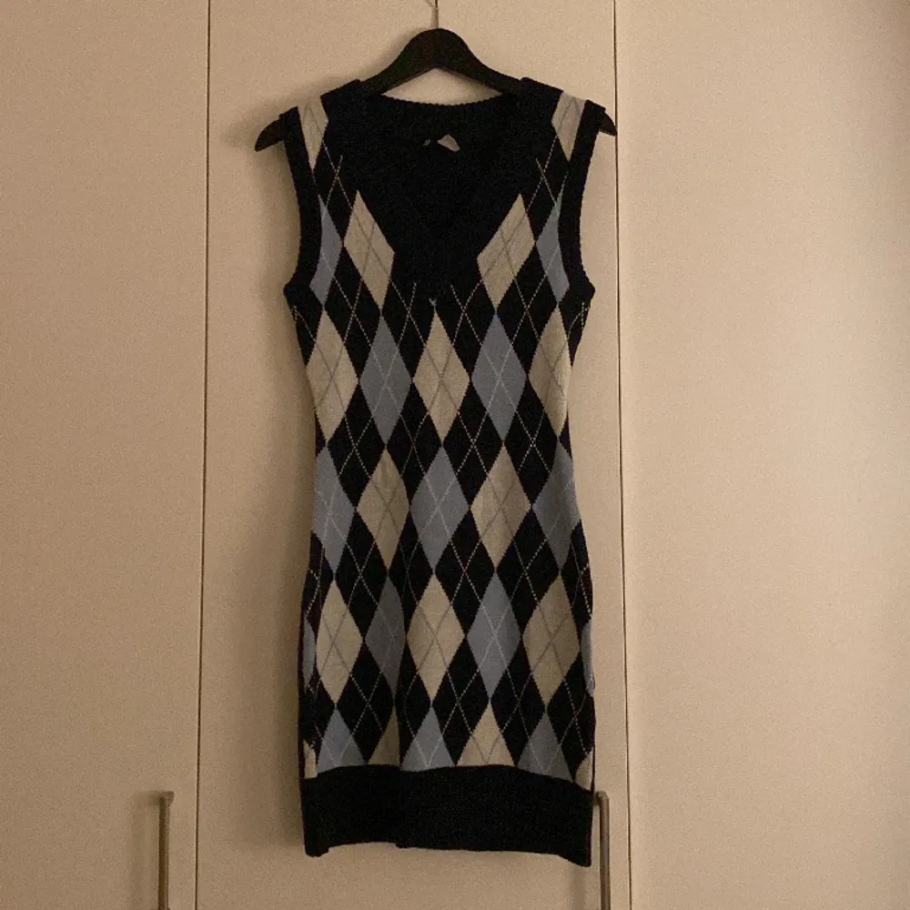 Knälång, stickad klänning i storlek S från H&M, enbart testad. . Klänningar.