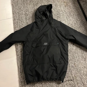 Skidjacka  - Mycket skön/varm ch bra skidjacka. Använd en säsong! Cool på snowboard med även skidåkare 