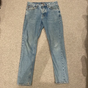 Nudie jeans! - Säljer mina asfeta nudie jeans i storlek W28 L30. Modellen heter Steady Eddie II och sitter hyfsat slim.  Skicket är 7,5/10. Bryr mig inte så mycket om priset vill bara få dem sålda. Mvh :)
