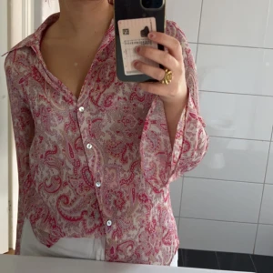 Rosa blus med mönster - Supersnygg blus från Zara. Använd fåtal gånger, fint skick! 