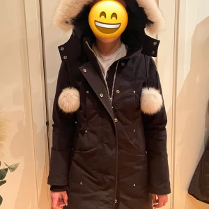 Moose knuckles jacka dam - Säljer denna jacka på grund av att jag ska köpa en ny, den är i jätte bra skick, varm och fin! Har bara använt den 1 vinter. Skriv för fler bilder😊
