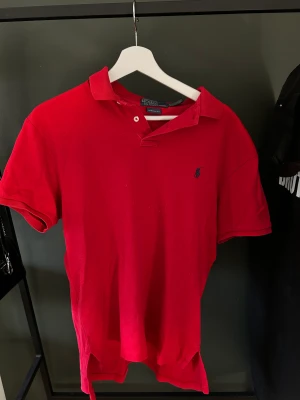 Ralph Lauren Piké  - En jätte fin röd Ralph Lauren Piké ✅Bara skriva i dm ifall de finns frågor eller funderingar👍🏼🔥