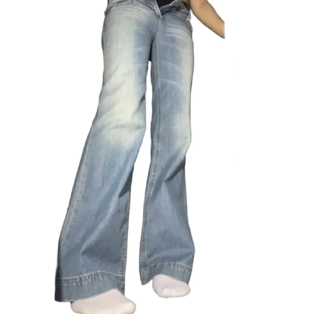Säljer vidare dessa Tom Tailor jeans som tyvärr var för stora för mig. Modellen är low waist flare/bootcut. Innerbenslängd: 82cm Ytterben: 101cm Midjemått: 35cm rakt över. Helt nya och oanvända med prislapp kvar ❤️ . Jeans & Byxor.