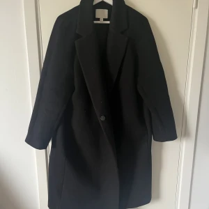 Kappa - Säljer min kappa från H&M då jag köpt en ny. Varit väldigt nöjd med den. Köpt för ett år sedan. Nypris: 699kr 🩷Bilderna är lånade.