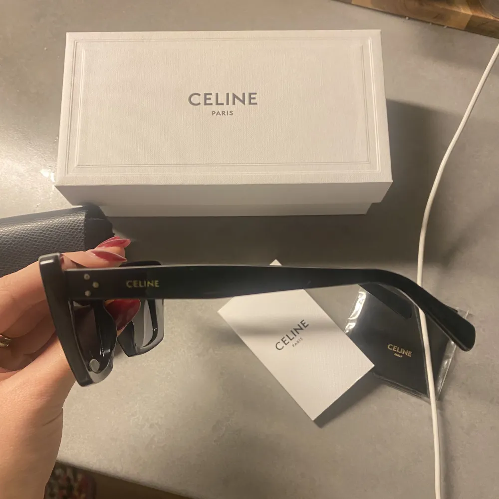 Säljer nästintill oanvända Celine cat eye solgalsögon i svart. Nypris ligger på 3900kr cirka💖säljer dom för 2500kr plus frakt  🫶. Övrigt.