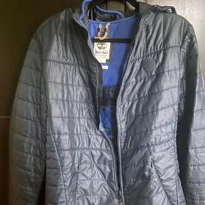 Jacka timberland - Knappt använd lättviktsjacka från Timberland, manlig modell men det går lika bra som unisex