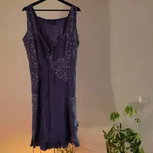 Beatiful and crazy, blue dress. Works nicely with jeans under. Easy to adjust to fit better with the lacing in the front and back. I would say it fits best 38-42