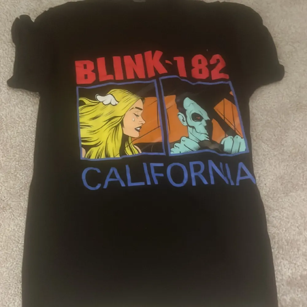  Super cool och snygg Blink-182 tröja , köpt för 500 kr i Italien❤️ så jag säljer den för typ runt 200😻. T-shirts.