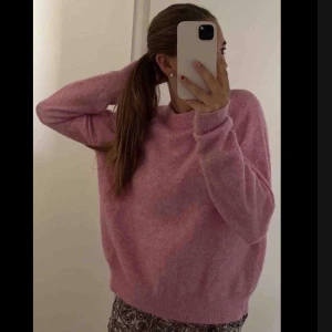 Stickad tröja - Superfin stickad tröja från zara. Den är jättebra skick. Lånade bilder, meddela om du vill ha egna💘