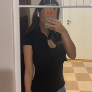 Svart Bolero  - Snygg svart bolero, perfekt att ha över linnen. Säljer då jag tröttnat på den. 