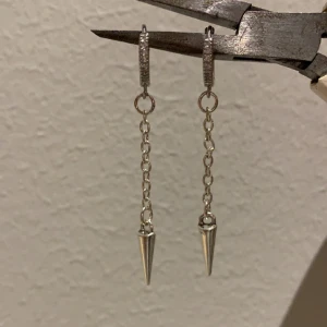 Silver örhängen!🪩 - Jätte coola egengjorda silver örhängen!🕺🏼🪩