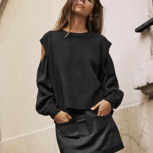 Fin Zara tröja  - Nästan helt oanvänd tröja med öppningar vid axlarna från zara, köpte för någon vecka sen❤️liten i storleken så ville ha den mer oversized, jag brukar ha S annars