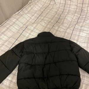 Reclaimed Vintage Jacka - Säljer min vinterjacka från förra året, knappt använd därav säljer jag den. Bra i storlek och varm under vintern