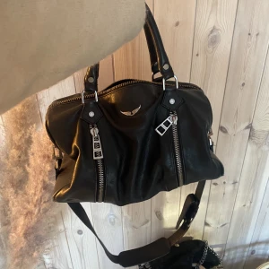 Zadig & Voltaire väska - SUPER snygg i perfekt storlek. Rymmer väldigt mycket!!💓💓säljer pågrund av att jag har för många väskor!! Lite sliten därav priset!!❤️sicka för bilder slitningarna, men ser ej dem alls mycket! Annars jätte bra sick!! 100% äkta