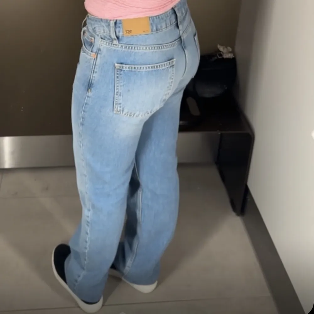 Säljer mina lager 157 jeans i modellen ”icon”, lågmidjade/midwaist och de är ungefär 10-15 cm förlånga i benen på mig som e 155, går och sy upp eller vika in som jag gjort på bilderna. Kommer ej till användning då jag har för många jeans, bra skick💕. Jeans & Byxor.