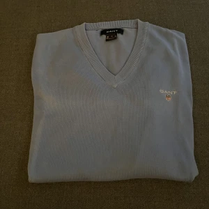 Gant V-ringad bomullströja - Helt oanvänd ljusblå Gant Classic V-ringad bomullströja i storlek small, säljs för att den är för liten.