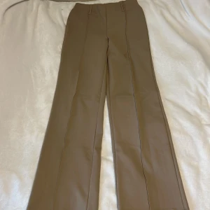  Beiga kostym byxor  - Bra skick sköna lite kortare än vanligt sitter fint vid midjan 