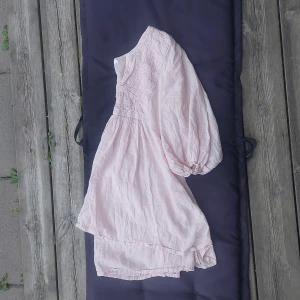 JÄTTE gullig blus från Kappahl - JÄTTE gullig blus från kappahl som tyvvär är Aldeles för lång och stor för mig storleken är 46 och är aldrig använd.